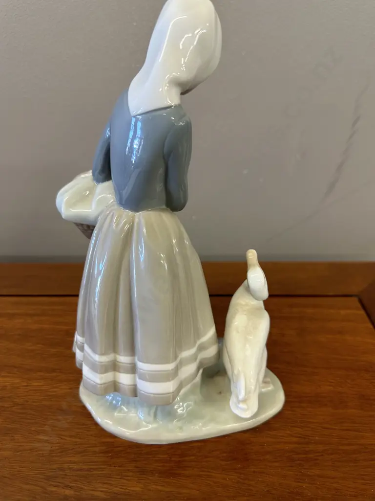 Lladro Shepherdess With Ducks #4568 H23.5cm. Image 1++